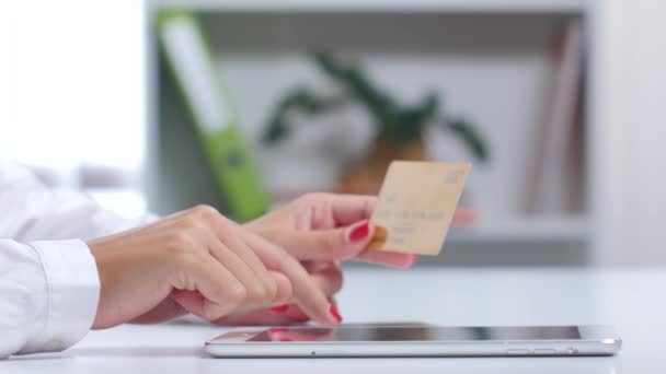 Menina terminar compras on-line — Vídeo de Stock