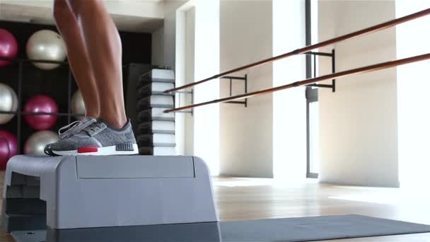 Mujer haciendo saltos de escalones — Vídeo de stock