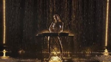 Parlak vücut boyalı çıplak sarışın DJ dans ediyor ve vinil bir pikapta karışık müzik çalıyor. Vücuda ve DJ konsoluna yağmur damlaları düşer. Çıplak parti. Yavaş çekim.