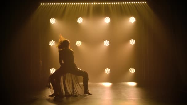 Silueta půvabná umělkyně vystupující za soumraku s expresivními tanečními prvky současné choreografie. Zpomalený pohyb. — Stock video