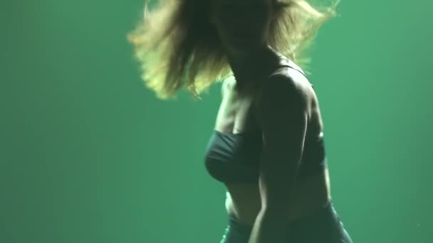 Силуэт сексуальной танцовщицы, выступающей эмоционально с современной хореографией. Молодая женщина в раскрывающемся черном костюме танцует с выражением лица. Медленное движение. Закрыть. — стоковое видео