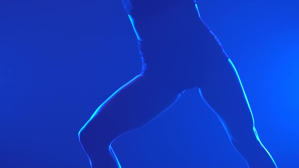 Αισθησιακή χορογραφία σύγχρονης περιφρόνησης από επαγγελματία χορευτή με φόντο τον καπνό και το μπλε φως. Η σιλουέτα μιας λεπτής γυναίκας, με τα πόδια κοντά. Αργή κίνηση. — Αρχείο Βίντεο