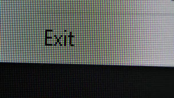 カーソルの矢印は終了アイコンをクリックし、緑色の画面が点灯します。モニターを閉じる、ピクセルのテクスチャ. — ストック動画