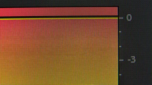 Monitor de sonido ecualizador píxeles de cerca. Los subpíxeles rojo, azul y verde crean la imagen en la pantalla. — Vídeos de Stock