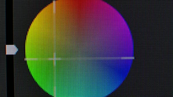モニター画面上の色補正サークルホイールを閉じます。コンピュータグラフィックスモニター上の赤、青、緑の輝く結晶やパターンで拡大ピクセル. — ストック動画