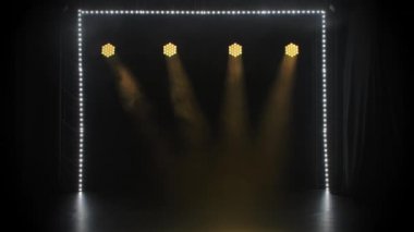 Sahne sarı ışıkları stüdyoda parlıyor. Işıklandırma ekipmanı. Işıklandırma efektleri. Tatil, gösteri ya da tiyatro performansı konsepti.