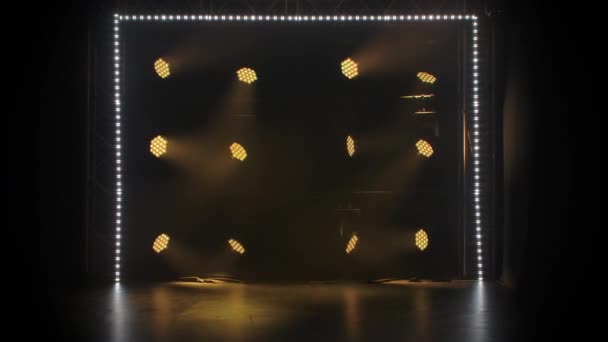 Rayons lumineux de scène dans une salle de concert vide. Éclairage professionnel et effets de spectacle. Projecteurs dynamiques jaunes et éclairage blanc spot brillent sur un fond noir. — Video