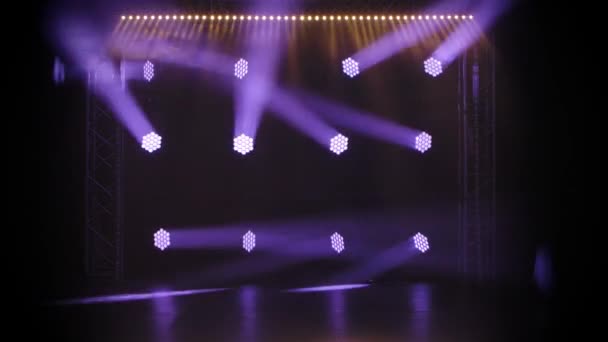 スポットライト付きのステージ。休日のショー、授賞式や暗い紫色の背景に広告のための輝く空のシーン。動的照明効果. — ストック動画