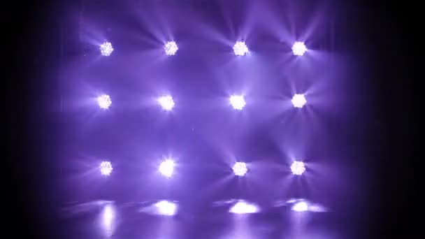 Plantilla de movimiento de proyector o proyector. Los haces de luz púrpura dinámicos se mueven a la derecha y a la izquierda. Fondo oscuro. Equipo de iluminación. Disparo para publicidad, vacaciones o espectáculo. — Vídeo de stock
