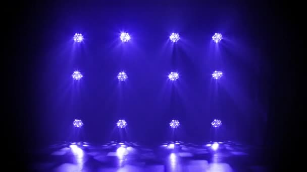 Estúdio holofotes ou modelo de movimento do projetor. Feixes de luz azul dinâmicos se movem para cima e para baixo. Fundo escuro. Equipamento de iluminação. Tiro para publicidade, férias ou show. — Vídeo de Stock