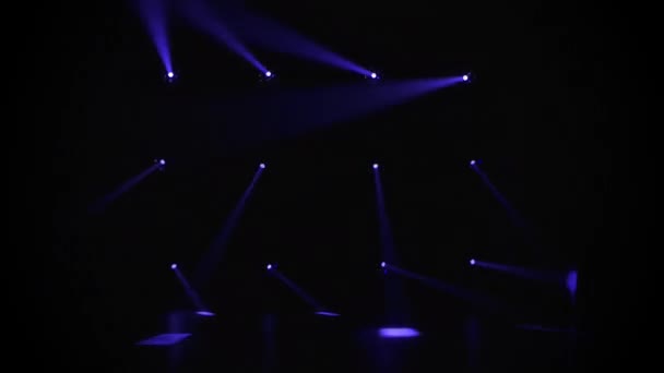 Синий мигающий прожектор подсвечивает черный фон пустой сцены и освещенное пространство. Неоновые огни мигают на дискотеке, свадьбе или праздновании дня рождения или в ночных клубах. Оборудование для освещения. — стоковое видео