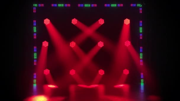 Proiettori colorati palco e cornice di faretti brillano durante un concerto spettacolo dal vivo, in un night club o una festa. Sfondo scuro. Studio faretto o modello di movimento del proiettore. — Video Stock