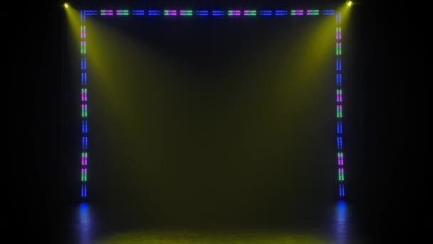 Palco livre com luzes e iluminação colorida quadro. Equipamento de iluminação. Tiro para publicidade, férias ou entretenimento de discoteca. — Vídeo de Stock