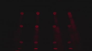 Sahne ışıklandırması, tatil şovu için parlayan boş sahne, ödül töreni veya kırmızı arka planda reklam. Işıklandırma ekipmanı. Işıklandırma efektleri. Dinamik ışık