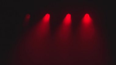 Sahne ışıklandırması, tatil şovu için parlayan boş sahne, ödül töreni veya kırmızı arka planda reklam. Işıklandırma ekipmanı. Işıklandırma efektleri. Dinamik ışık