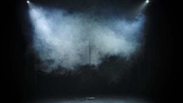 Un microfono vintage in metallo si staglia su uno sfondo nero di fumo. Il fumo si dissipa e un microfono appare splendente nella luce dello studio. — Video Stock