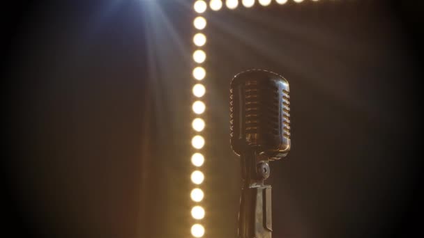 Mikrofon auf der Bühne, dahinter Rauchschwaden. Professionelle Konzert Vintage Blendung Mikrofon für Platte oder sprechen Sie mit dem Publikum auf der Bühne in leeren Retro-Club Nahaufnahme. — Stockvideo