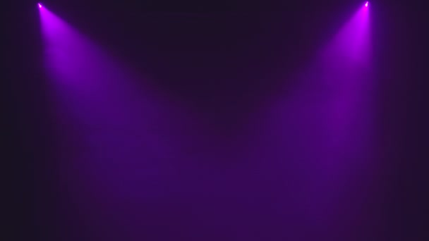 舞台上灯火通明，灯火通明，为节日表演、颁奖典礼或广告的紫色背景。照明设备。照明效果。动态光 — 图库视频影像