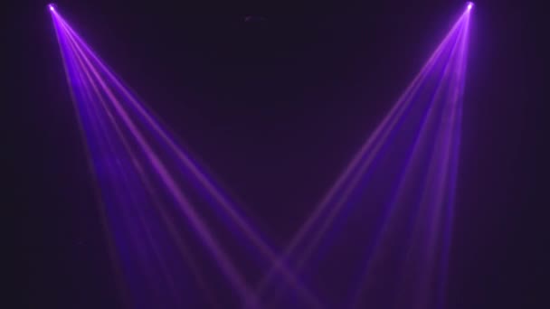Сцена с точечным освещением, сияющей пустой сценой для праздничного шоу, наградой или рекламой на фиолетовом фоне. Осветительное оборудование. Световые эффекты. Динамический свет — стоковое видео