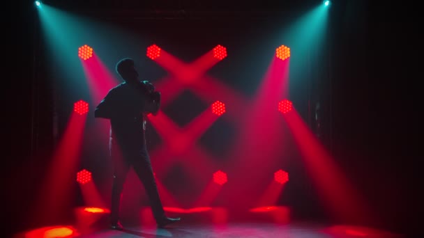 Boldog mosolygós afro-amerikai férfi játszik az afro beszélő dob yuka és tánc egy sötét stúdióban hátterében piros fények. Afrikai etnikai zene. Lassú mozgás.. — Stock videók