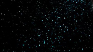 İlk kar yağışı. Siyah arka planda stüdyo ışıklandırmasıyla ağır çekim. Büyük kar taneleri düşer ve boşluğu doldurur. Kapat..