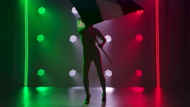 Silhuetas de uma mulher atraente dançando e acenando a bandeira italiana contra um fundo de luzes verdes, brancas e vermelhas. Espetáculo teatral. Movimento lento. — Vídeo de Stock