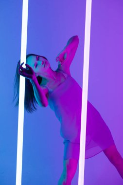 Renkli neon lambalarla poz veren şık, güzel bir kadın. Kapat..