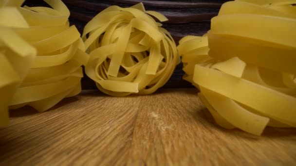 Pasta nest macro glijden. Verticale en soepele beweging van de gemotoriseerde schuif op de gele macaroni. close-up schot. — Stockvideo