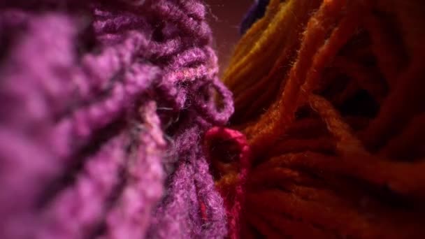 Macro dolly filmou uma filmagem deslizante de uma bela textura de fios de lã colorida. Pode ser usado para fundo. Lente de sonda Laowa. — Vídeo de Stock