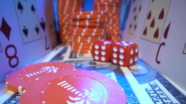 Super macro shot di set per giocare a poker. Carte da gioco, dollari, patatine, dadi rossi da vicino. Macchina fotografica scorrevole verticalmente. — Video Stock