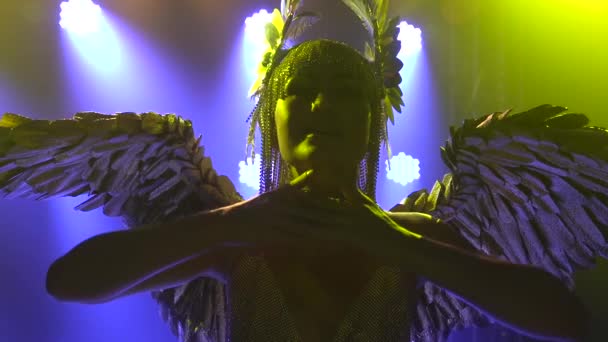 Silueta nádherné ženy k obrazu řecké bohyně Artemis zpívá a tančí na jevišti. Divadelní vokální taneční show. Zavřít ve zpomaleném filmu. — Stock video