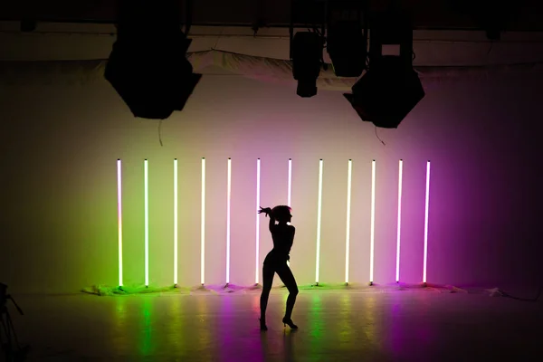 Moderna giovane donna modello danza contemporanea in studio su uno sfondo colorato con tubo di illuminazione al neon in stile disco. Manifesto colore danza. — Foto Stock