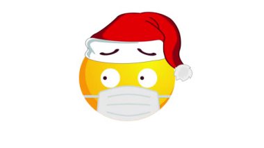 Noel Baba 'nın Noel Baba şapkasıyla kafası karışmış sarı bir emojinin canlandırılması ve beyaz arka planda izole edilmiş koruyucu tıbbi maske. Alfa kanalı.