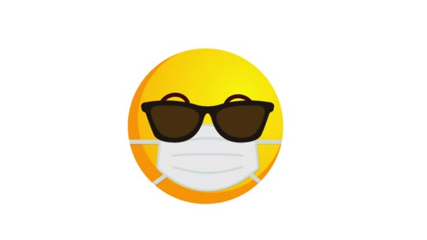 Siyah güneş gözlüklü, sırıtan sarı bir emojinin canlandırması ve beyaz arka planda izole edilmiş koruyucu tıbbi maske. Coronavirus salgını koruma konsepti. Alfa kanalı. — Stok video