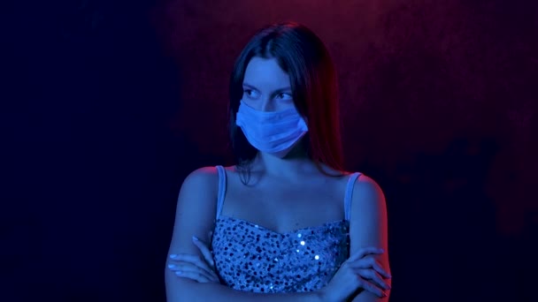 Ritratto di affascinante giovane donna con una maschera medica offesa e sconvolta. Chiudete. Rallentatore. — Video Stock