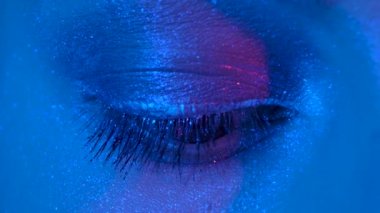 Dümdüz bakan parlak okları olan bir kadın gözü. Makro portreyi kapat.