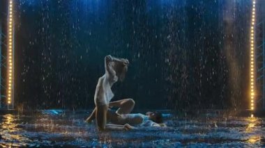 Seksi güzel kadınlar erotik bir şekilde suyun yüzeyinde hareket eder ve bir sürü sıçrama yaratır. Yağmurun altında dumanlı bir stüdyoda ıslak kıyafetler giymiş iki kadın. Yavaş çekim.