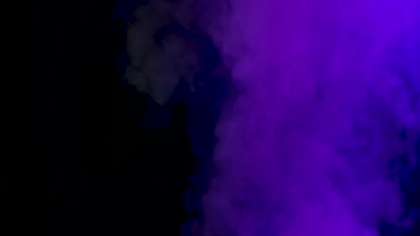 Fondo de niebla abstracta dinámica. Los colores neón del arco iris iluminan el humo en movimiento. De cerca. Movimiento lento. — Vídeo de stock