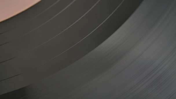 Detail of grooves of vinyl record on an old vintage turntable. Turntable music device. Retro styled. Top view. Close up. Slow motion. — Stock Video