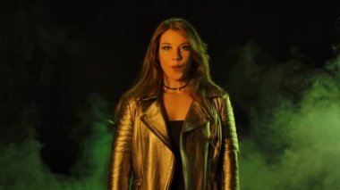 Kameraya bakan güzel bir kadının portresi mutlu bir sevinçle ellerini çırpıyor. Kapatın. Yavaş çekim.