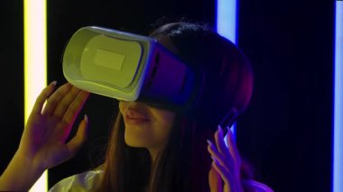 Sanal gerçeklik gözlüklü güzel bir kadının portresi. Kapatın. Yavaş çekim.