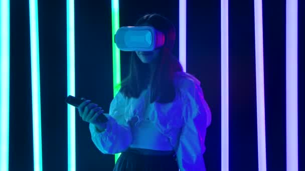 Portrait of a pretty young beautiful woman with virtual reality goggles. Slow motion. — Stock Video
