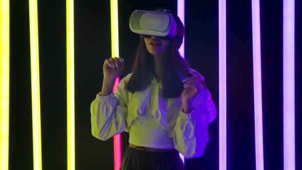 Retrato de una hermosa joven con gafas de realidad virtual. Movimiento lento. — Vídeo de stock