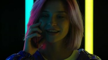 Genç ve şık bir kadının portresi akıllı telefonuyla konuşuyor. Kapatın. Yavaş çekim.