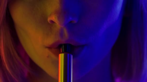 Portret van een jonge stijlvolle vrouw rookt hookah en blaast witte rook rechtstreeks in de camera. Sluit het macro portret. Langzame beweging. — Stockvideo