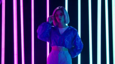 Genç bir kadının portresi. Güneş gözlüğü açık kameraya bakıyor. Yavaş çekim.