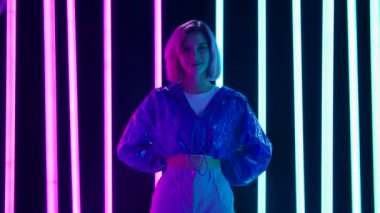 Kameraya bakıp gülümseyen şık bir kadının portresi. Yavaş çekim.