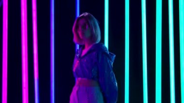 Güneş gözlüklü, sakız çiğneyen ve baloncuk çıkaran genç bir kadının portresi. Yavaş çekim.