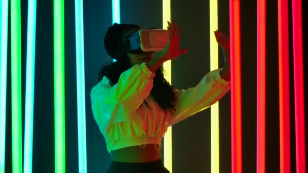 Portrait of a young lovely female African American with virtual reality goggles. Slow motion. — 图库视频影像