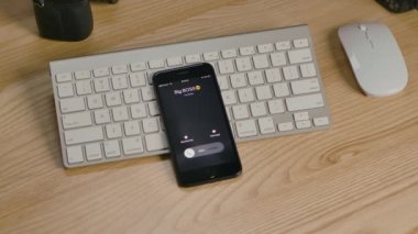 Gelen büyük patron araması olan akıllı bir telefon. Akıllı telefon titreşir, seker ve masadan uçar. Gelen aramanın soyut görüntüsü cevapsız. Kapatın. Yavaş çekim.